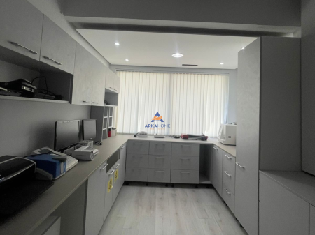 LOCALE CLINICO IN AFFITTO 4+1 "UNAZA E RE" 2000 EURO