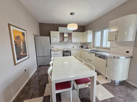 Shitet Apartament 2+1+2 në Bllok – Rruga Vaso Pasha, pranë Tribeca!