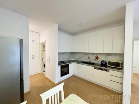 Apartamenti ndodhet ne nje ndertim te ri, shume cilesor, ne zonen e Don Bosko, prane Kompleksit "Fiori Di Bosko".