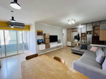 Shitet apartament komod 2+1+2 prane Report Tv Rrugs Kavajes