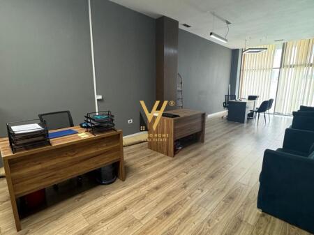 SI AFFITTA AMBIENTE DI 60 M2 PRESSO IL CENTRO CONCORD, VIA KAVAJES 800 EURO