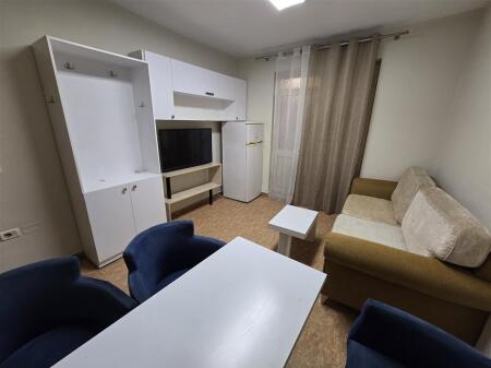 Jepet apartament 1+1 me qera ne fillim te rr mine peza , perballe Gazhelit