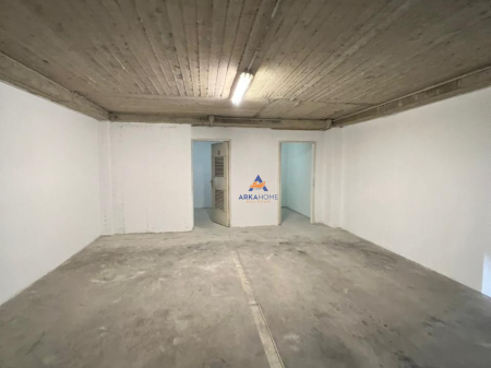 LOCALE IN AFFITTO 50.1M2 "UNAZA E RE" 350 EURO (TRATTABILE).