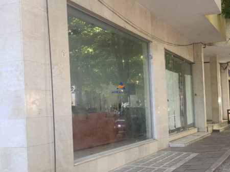 LOCALE COMMERCIALE IN AFFITTO 120M2 "VIA PJETER BOGDANI, BLLOK" 3000 EURO.
