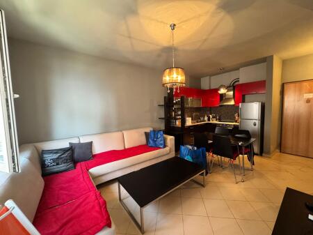 Ofrohet për shitje një apartament i mobiluar në mënyrë moderne, i pozicionuar në zonën ekskluzive të Lungomares