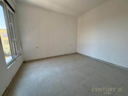 Shitet apartament 1+1 buze Unazes ne Paskuqan!