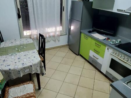 🏢Via Bardhyl, vicino alla stazione di servizio Bolv, affittasi appartamento arredato 2+1. 53.000 Leke