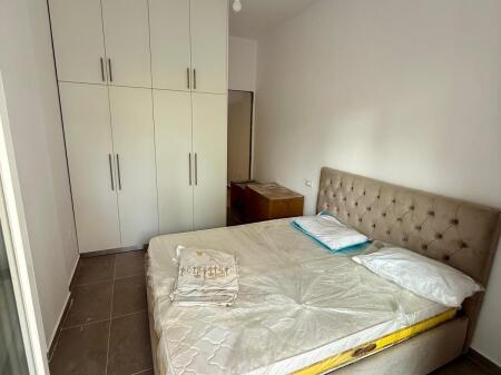 Jepet me Qera Apartament 1+1 prane Universitetit Marin Barleti ne Selite