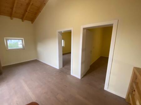 Villa in Affitto a Kombinat - Uso Ufficio – 200m² Cortile