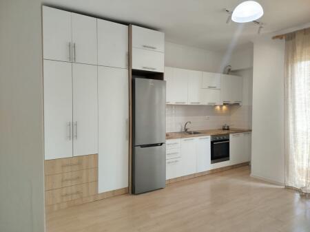 Jepet me qira Apartament 1+1 misto mame