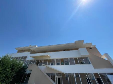Jepet hotel per qera buzë rrugës kryesore në Vaqarr!