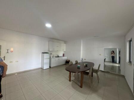 📍 Jepet me Qira Ambient Bosh – Myslym Shyri, Tiranë 	•	Çmimi: 800 €/muaj  