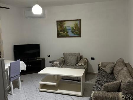 Jepet me qera apartament 1+1 te Komuna e Parisit!
