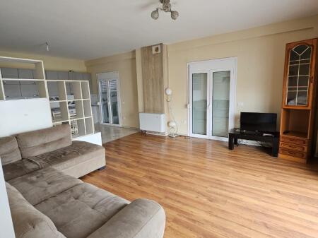 Ne zonen e Vilave Gjermane,Rr.Oso Kuka,jepet me qera ne katin e 3-te i nje vile apartament 3+1+2,i mobiluar 55,000Leke