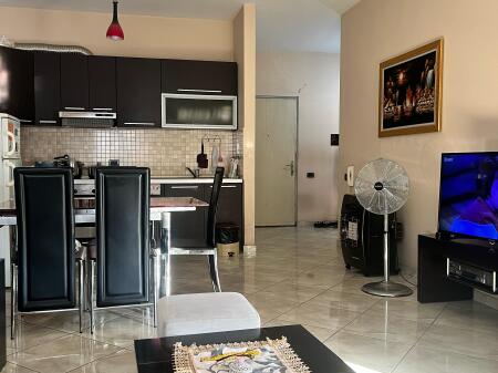 VENDESI APPARTAMENTO 2+1+2 CON BALCONE – ZONA DI OXHAKUT, VICINO AL BAR “ARTISTI”