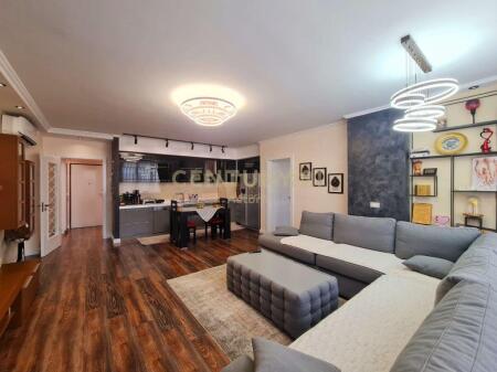 Si offre in vendita un appartamento moderno e ristrutturato in una delle zone più tranquille e preferite di Tirana, in via Ali Visha.