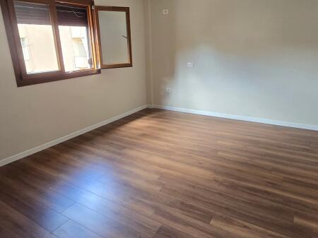 Kompleksi Dinamo Jepet Apartament 2+1 Me Qera Bosh