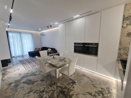 🏡 Modern 1+1 Apartment with Parking Spot – Dry Lake 📍 Near Hotel Radisson💰 Price: 1,200 € / month
