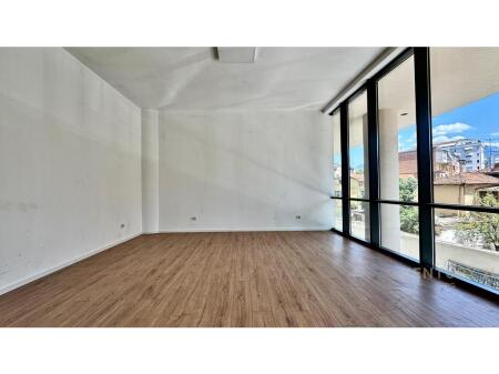 Jepet me Qira Ambient për Zyra – Residenca Mine Peza, Tiranë