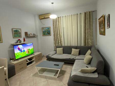 Shitet apartament 2+1+2 tualete ne Fresk prane Pasticeri Melisa.