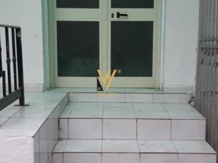 AFFITTASI NEGOZIO 20 M2 A MYSLYM SHYRI 400 EURO