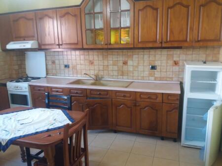 Jepet apartment qera kat 2 ne nje vile