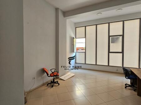 LOCALE COMMERCIALE IN AFFITTO 57M2 ASTIR 700 EURO
