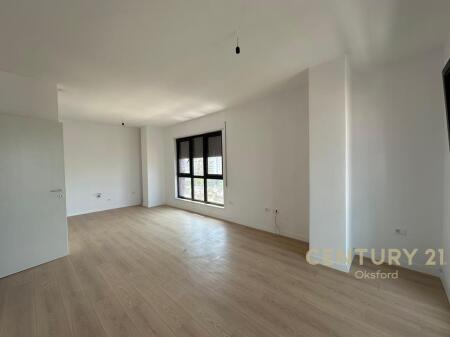 Shitet Apartament 3+1+2 – Komuna e Parisit, Tiranë