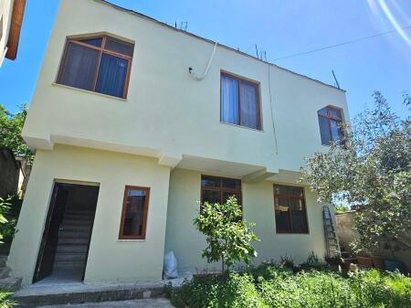 Shitet Shtëpi Private 1 Kat (3+1+2wc) +1 Kat gjysëm-nëntoke + Truall ne Kombinat, Tirane.