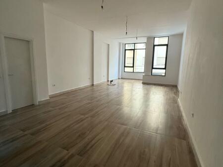 ZYRE ME QERA 82M2 RRUGA DURRESIT 1500 EURO