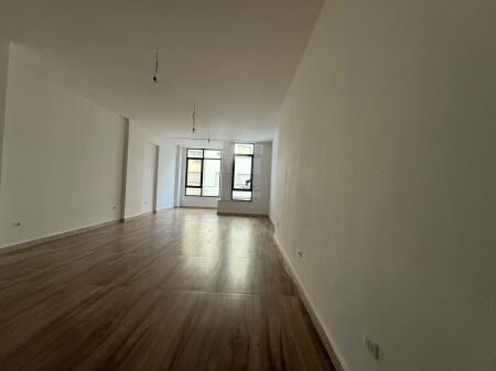 ZYRE ME QERA 72M2 RRUGA DURRESIT 1.300 EURO