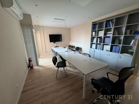 Ufficio a Bllok – 215 m², Locale in Affitto