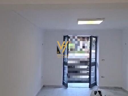 JEPER ZYRE 40 M2 ME QERA TE ISH EKSPOZITA 500 EURO