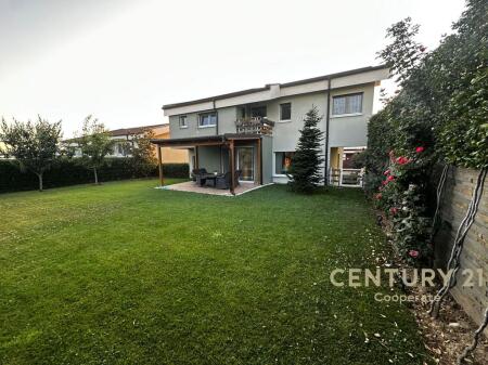 Villa di Lusso in Vendita a Long Hill Residence – Lundër