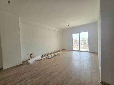 Shitet apartament 2+1+2 tualete te Kompleksi "Aura" ne Rrugen  "Dritan Hoxha"
