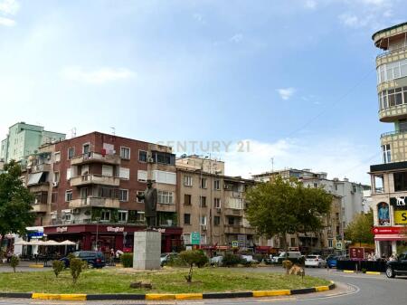 🏢 Locale Commerciale in Affitto – Piazza Wilson, Tirana