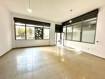 IN YZBERISHT 52 SQUARE METERS 2 SHOPS WITH MORTGAGE 86900 EU