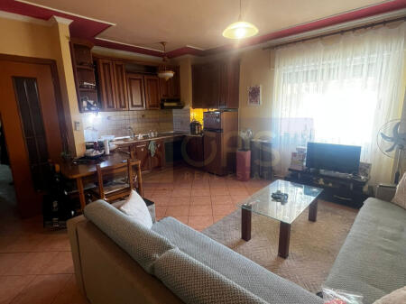 Jepet me qera apartament 2+1+2 tek Rruga e Bogdaneve (Qender)