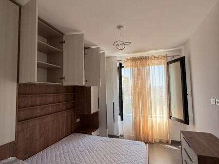 Tek 21 Dhjetori, Kompleksi Kontakt\Magnet, jepet me qera apartament 1+1