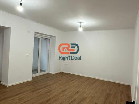 Vicino al Viale Zogu i I, Vicino al Ministero della Giustizia, Appartamento 1+1 Completamente Investito in Vendita !!