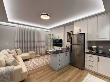 Lungomare,Vlore- Shitet apartament 1+1 (ME PAMJE NGA DETI)