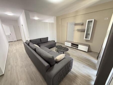📢 Jepet me Qira – Apartament 1+1 📍 Rruga Ndre Mjeda, pranë Parkut – Kompleksi Star 💶 Çmimi: 500 €/muaj
