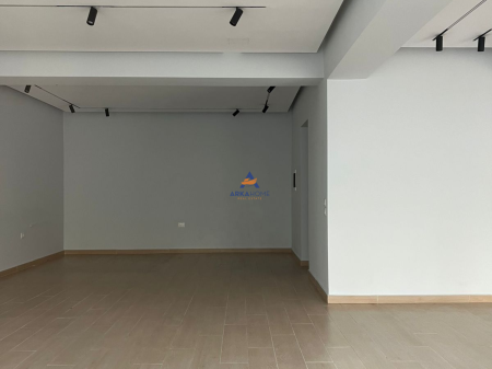 JEPET ME QERA AMBIENT 250M2 "KOMUNA E PARISIT" 4000 EURO.