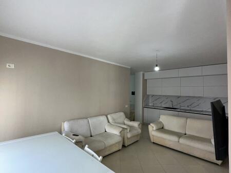 ME QIRA PRANË QENDRËS 2+1 MOBILJE/ LAVASTOVIGLJE ETJ 