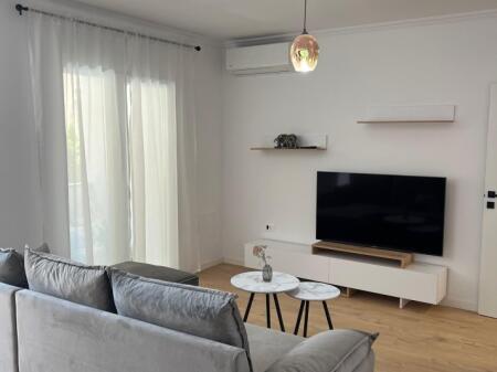 🏢Al Viale Zogu I, vicino al Ministero della Giustizia, si affitta appartamento 2+1, appena arredato.: 950Euro   