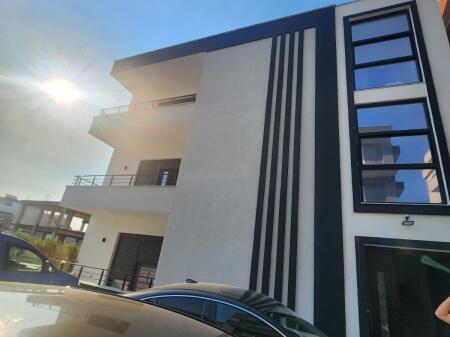 Jepen me qera super apartamente 1+1 prane kishes katolike kenet