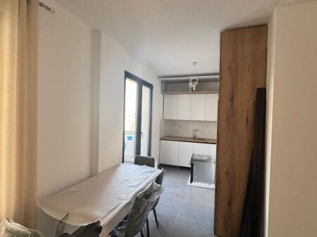 APARTAMENT ME QERA 1+1 21 DHJETORI 520 EURO
