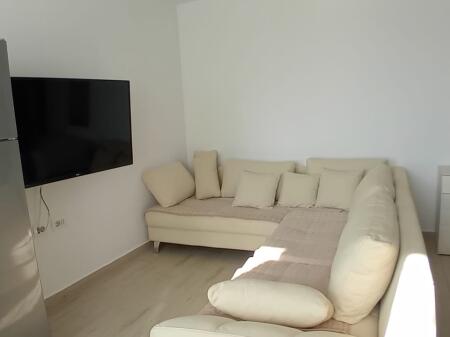 Via Ferit Xhajko, a pochi minuti dall'incrocio della strada 5 Maji, si affitta monolocale arredato di 50m2. 38.000 Leke