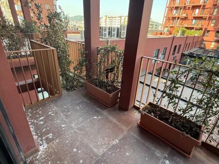 ZYRE ME QERA 115M2 RRUGA KAVAJES 1.300 EURO