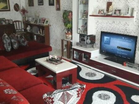 Nella zona di 5 Maj, Via Hamdi Sulcebe, vicino al Concord Center, si affitta appartamento arredato 1+1. 500 Euro